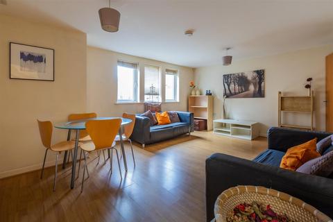 2 bedroom apartment to rent, Clos Dewi Sant, Cardiff CF11