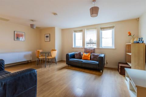 2 bedroom apartment to rent, Clos Dewi Sant, Cardiff CF11