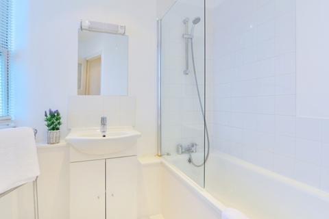 Studio to rent, Hill Street, London W1J