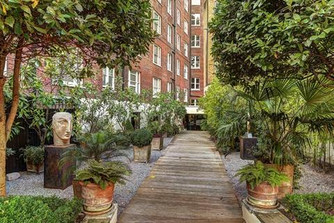 Studio to rent, Hill Street, London W1J
