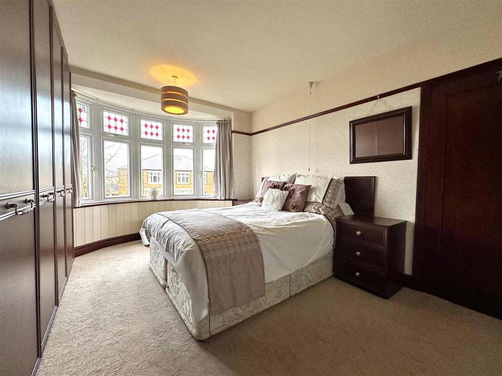 Bow-Fronted Master Bedroom 514