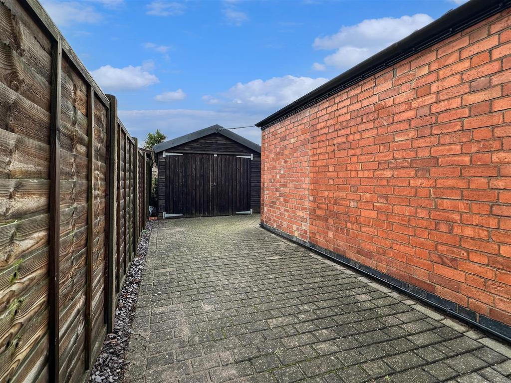 Block Paved Driveway & Garage 622