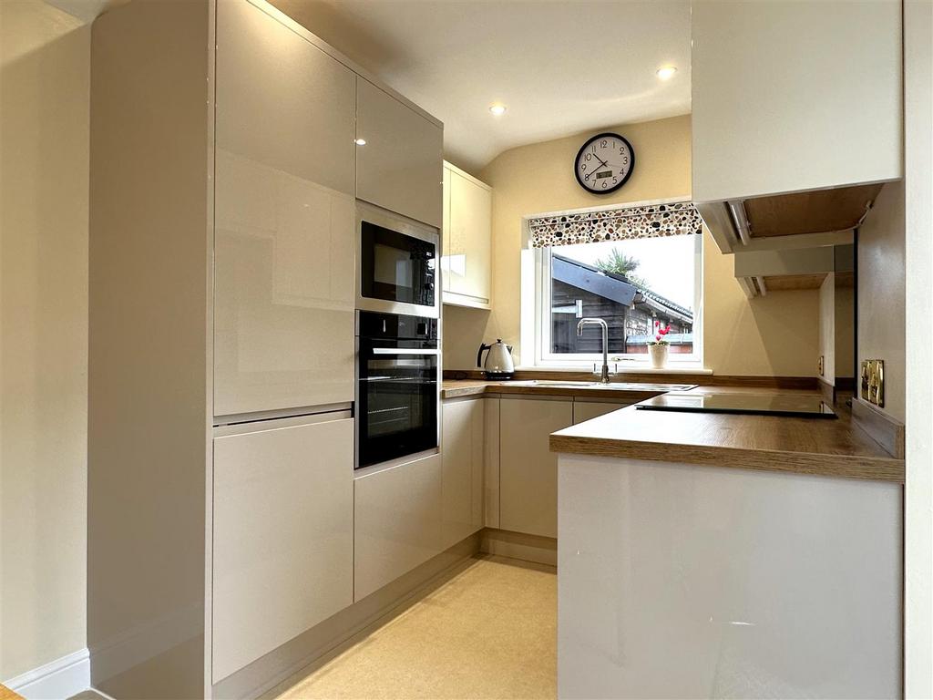 Stylish Modern Kitchen 607