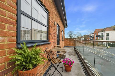 2 bedroom flat to rent, Pembroke Road, Ruislip, HA4
