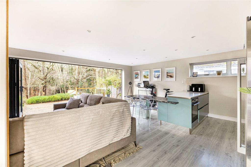 Kitchen/Dining Area