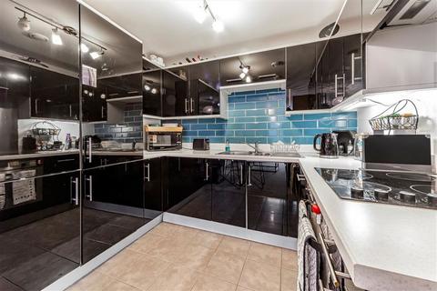 2 bedroom flat to rent, Barge Walk, London SE10
