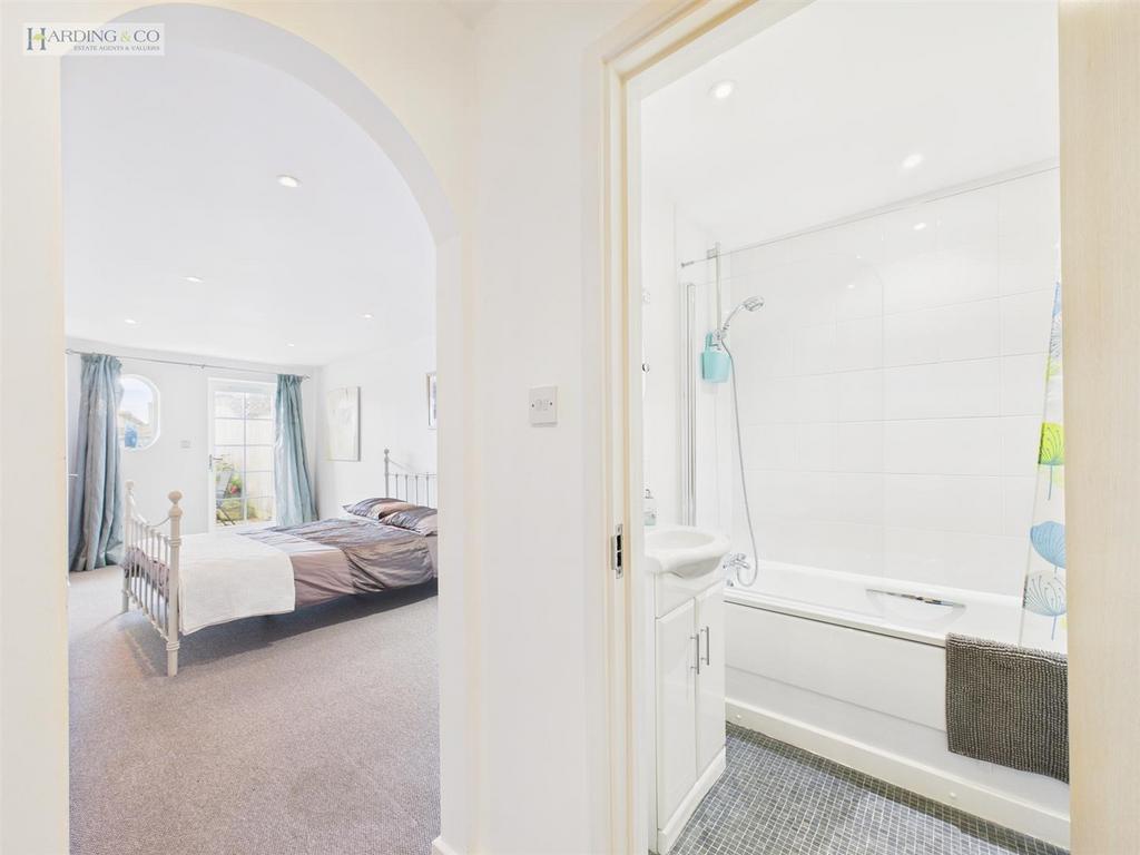 Main Bedroom and en-suite bathroom.jpg