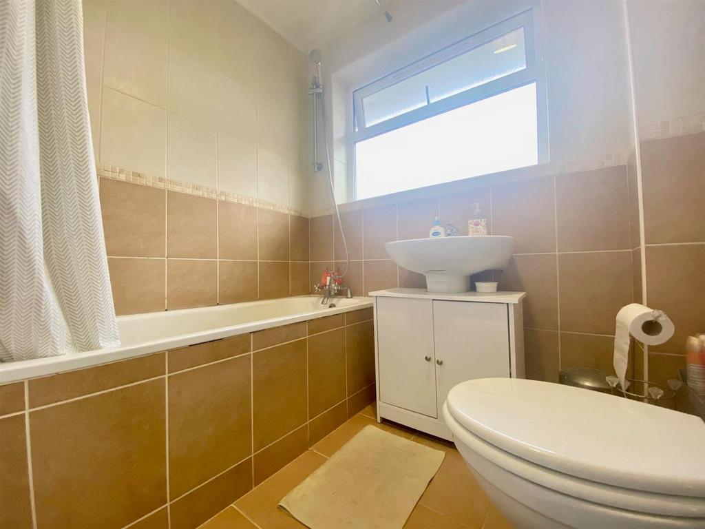 Bathroom 2.jpg