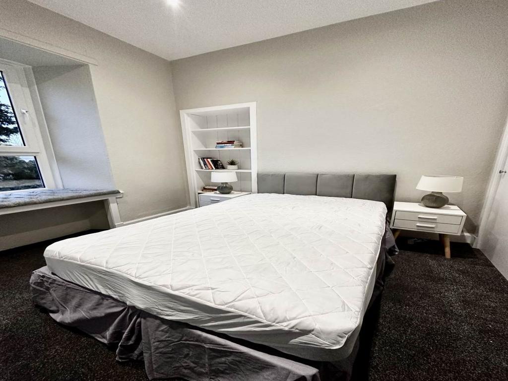 Bedroom (b)