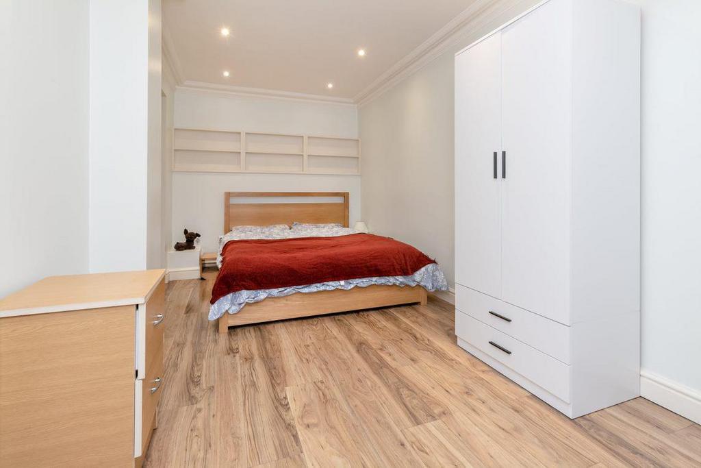 Mainbedroom 2.jpg