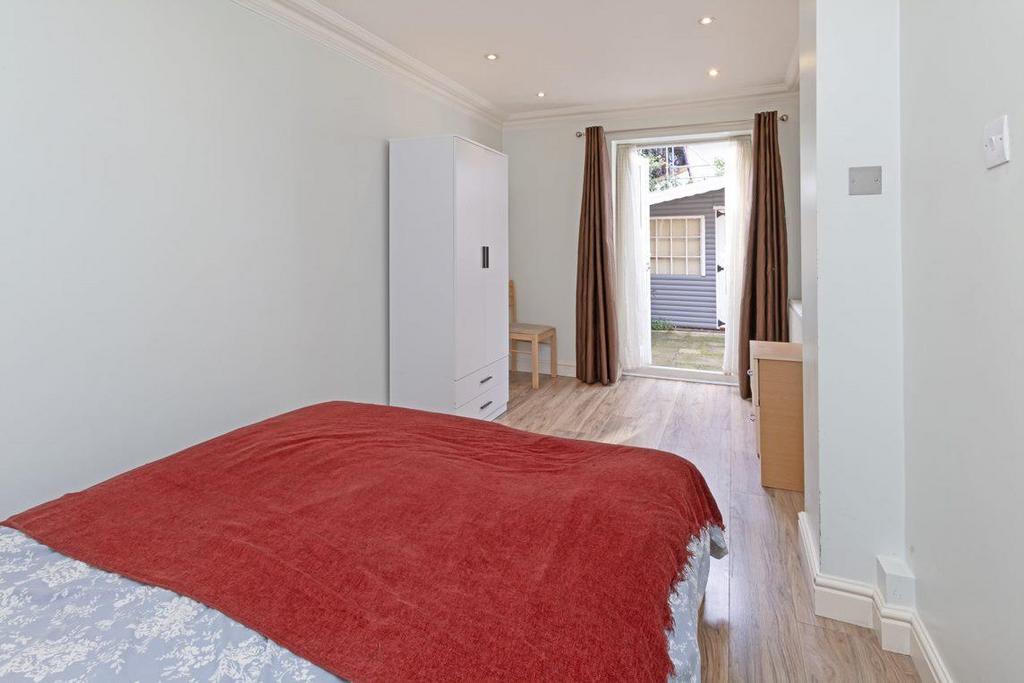 Mainbedroom 3.jpg