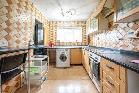 3 bedroom flat to rent, Dawn Crescent, Stratford, London, E15