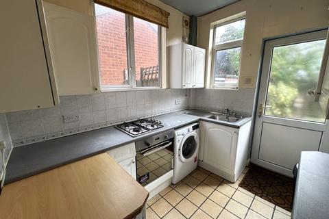 4 bedroom semi-detached house to rent, Victoria Park Road, Leicester LE2