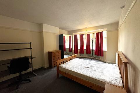 4 bedroom semi-detached house to rent, Victoria Park Road, Leicester LE2