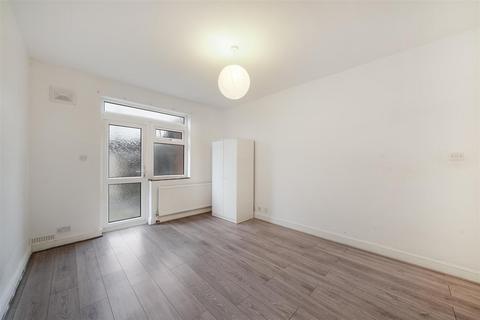2 bedroom flat to rent, London Road, Wembley