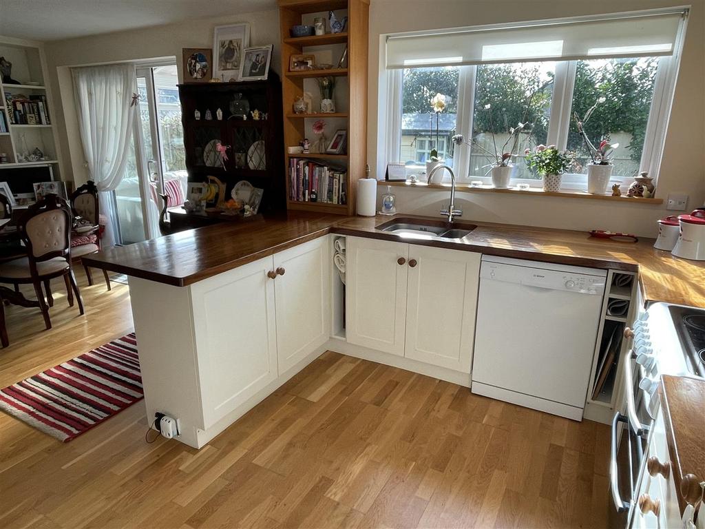 Kitchen 2.JPG