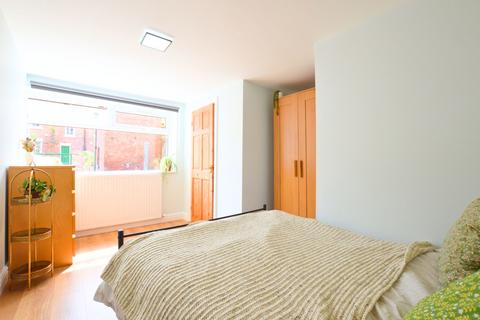 3 bedroom flat to rent, Claremont Drive, Leeds LS6