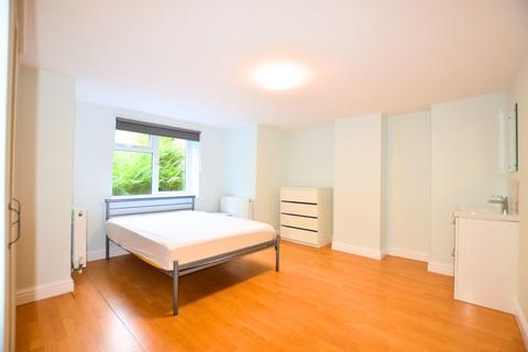 3 bedroom flat to rent, Claremont Drive, Leeds LS6