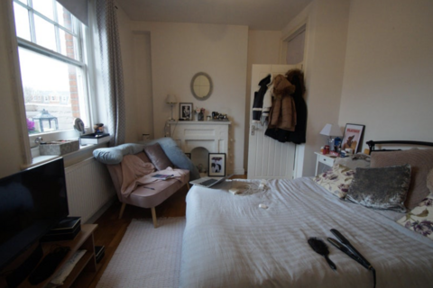 1 bedroom in a flat share to rent, Elgin Avenue, London W9
