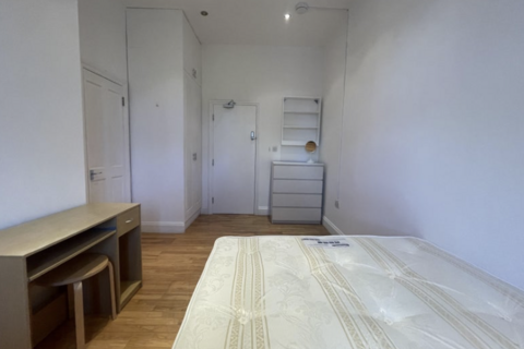 1 bedroom in a flat share to rent, Elgin Avenue, London W9