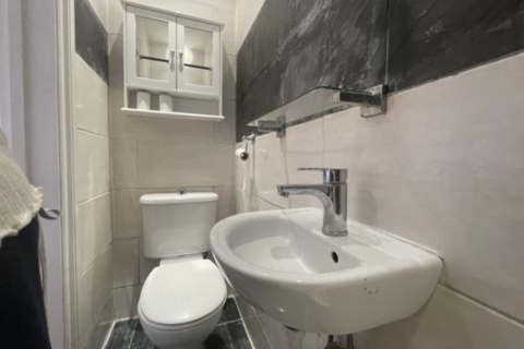 1 bedroom in a flat share to rent, Elgin Avenue, London W9