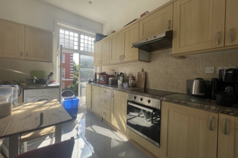 1 bedroom in a flat share to rent, Elgin Avenue, London W9