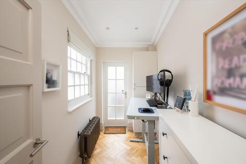 2 bedroom end of terrace house for sale, Fortess Grove, London, NW5.