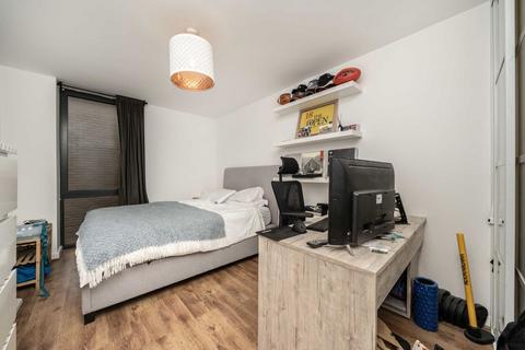 2 bedroom flat for sale, Baltic Avenue, Brentford TW8