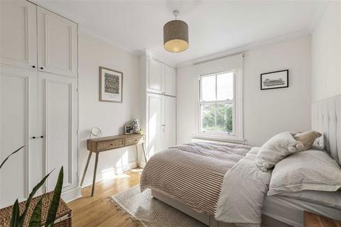 1 bedroom flat for sale, Blackmores Grove, Teddington TW11