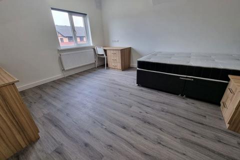 3 bedroom house to rent, Hessle Road, Hyde Park, Leeds LS66 1EH