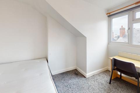 2 bedroom house to rent, Kelsall Grove, Hyde Park, Leeds