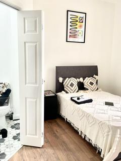 9 bedroom house share to rent, Cheyne Walk