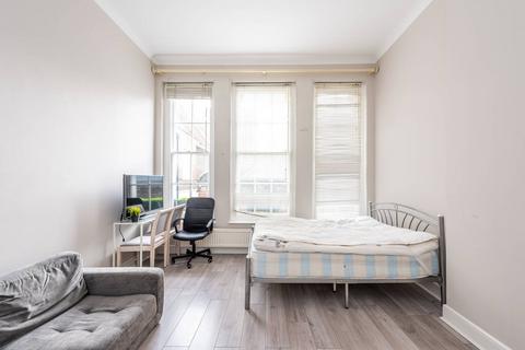 Studio to rent, Queens Gate Terrace, South Kensington, London, SW7