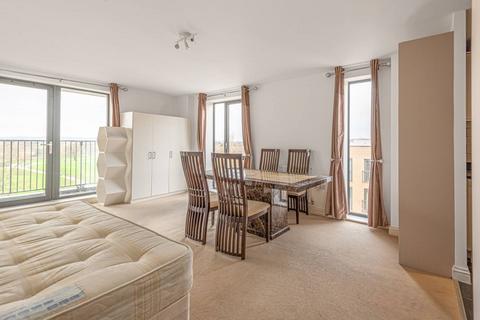 3 bedroom flat to rent, Felix Court, Colindale, London, NW9