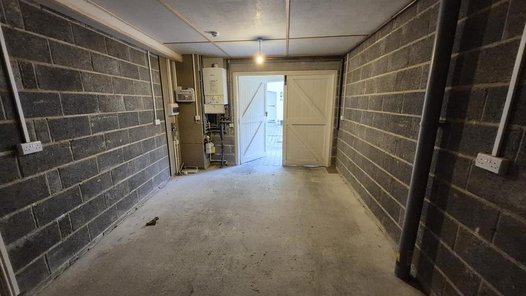 13 CM Garage 2.jpeg