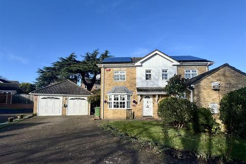 5 bedroom detached house to rent, Caldecot Avenue, Cheshunt, Waltham Cross