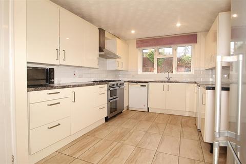5 bedroom detached house to rent, Caldecot Avenue, Cheshunt, Waltham Cross