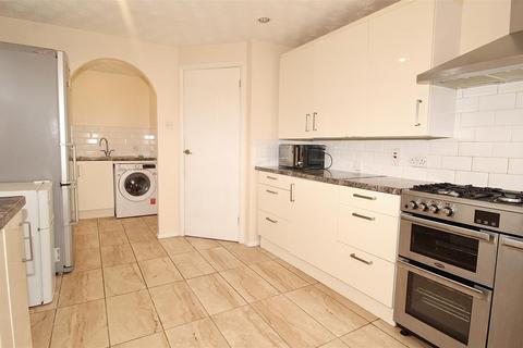 5 bedroom detached house to rent, Caldecot Avenue, Cheshunt, Waltham Cross