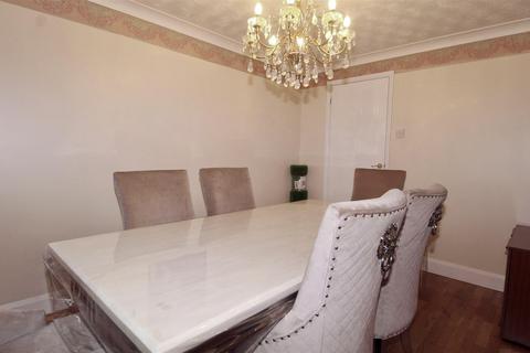 5 bedroom detached house to rent, Caldecot Avenue, Cheshunt, Waltham Cross