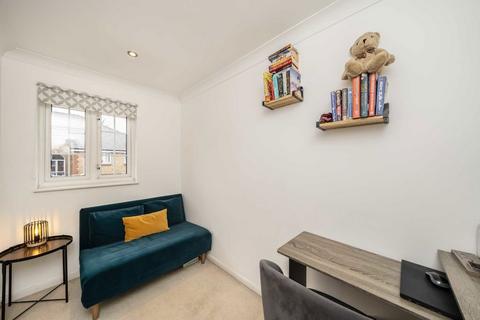 2 bedroom flat for sale, Sigrist Square, Kingston Upon Thames KT2