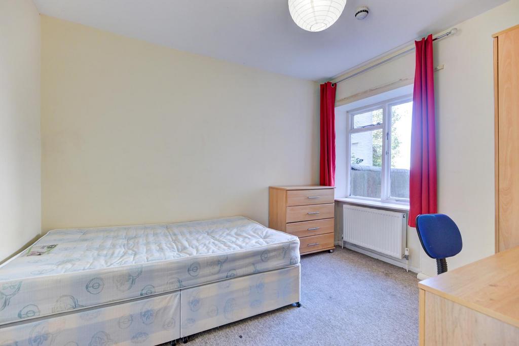 Bright, tidy double bedroom with a large window...