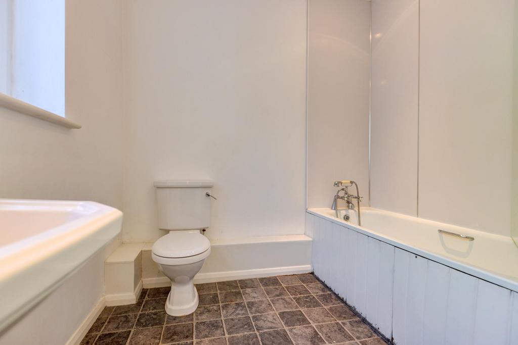 Bright, well-maintained bathroom featuring a fu...