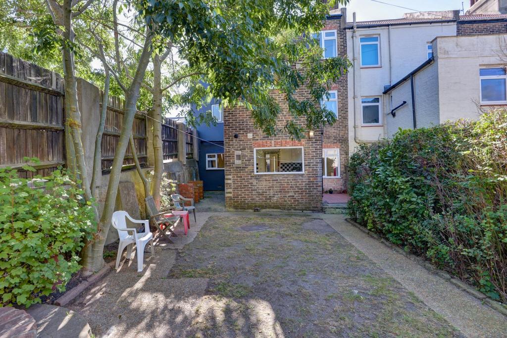 A charming view of the front exterior of a resi...