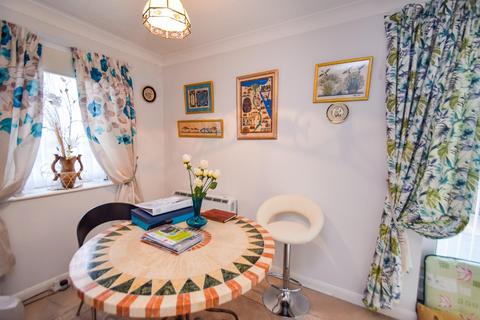 2 bedroom flat for sale, Carew Road, Eastbourne BN21