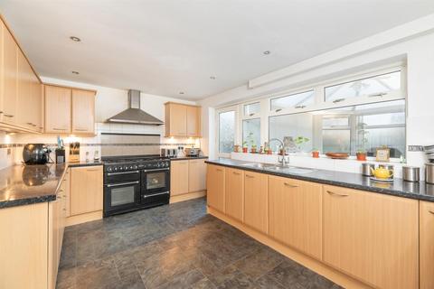 5 bedroom semi-detached house for sale, West Lea Grove, Yeadon LS19