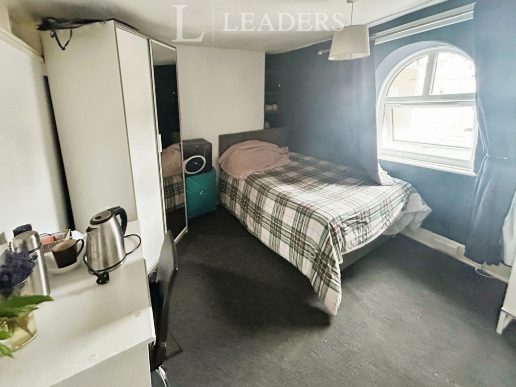 7dfab0a9-bedroom[1]
