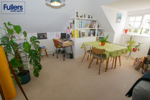 2 bedroom flat for sale, Pennington Drive, London N21