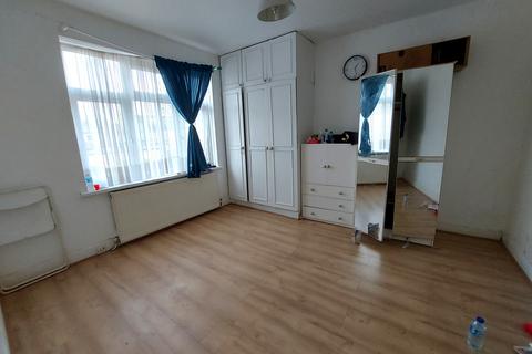 3 bedroom terraced house to rent, Ilford, Essex, IG2