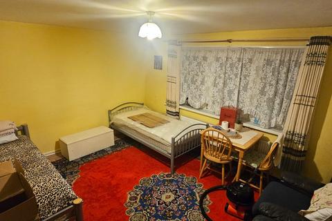 House share to rent, Clements Court, Green Lane, HOUNSLOW, Greater London, TW4