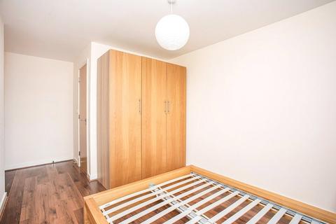2 bedroom flat for sale, Wilmington Close, Watford WD18